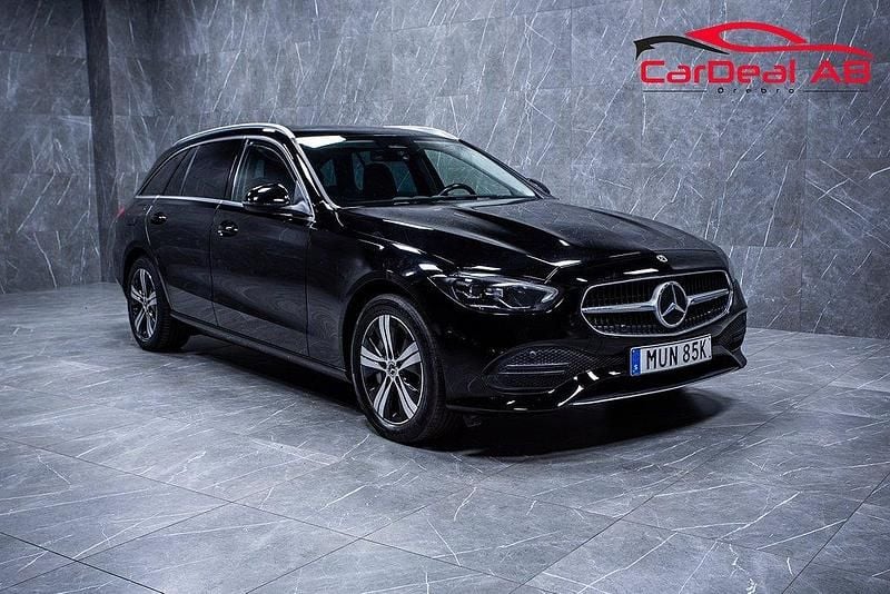 Svart Begagnad 2022 Mercedes C300e Avantgarde Kombi | 319 800 kr (Lite dyr) - Bild 1/4