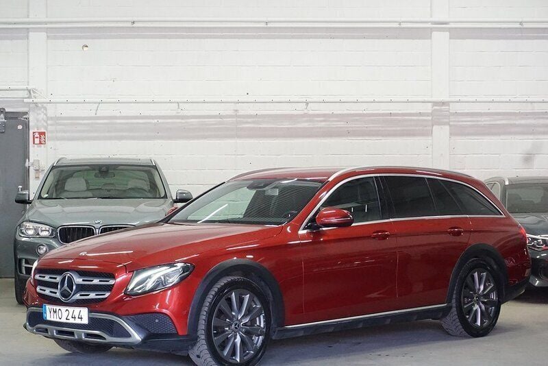 Röd (rödmetallic) Begagnad 2017 Mercedes E220 Avantgarde Kombi | 319 900 kr (Marknadspris) - Bild 1/4