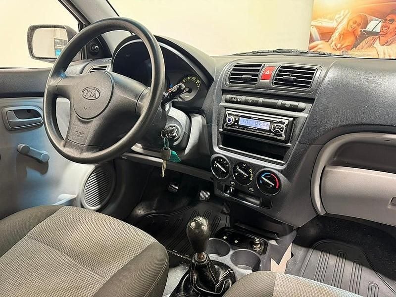 Begagnad Kia Picanto LX 61 HK (44 kW) 2005 Silver Halvkombi