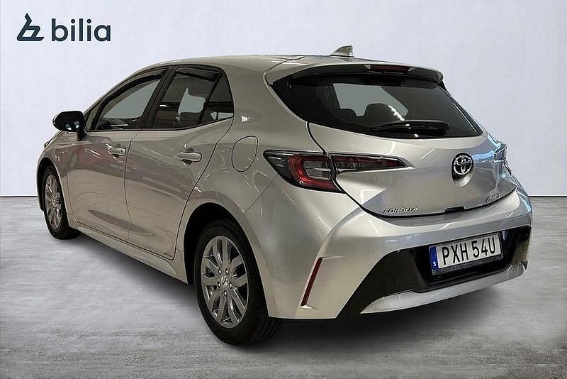 Begagnad Toyota Corolla Hybrid Active 124 HK (91 kW) 2019 Silver Halvkombi