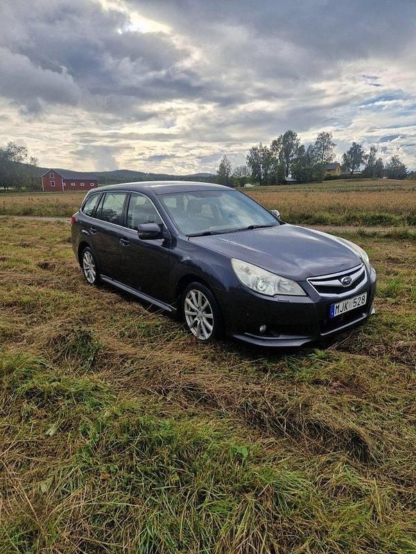 Grå Begagnad 2011 Subaru Legacy Kombi | 44 000 kr (Superpris) - Bild 1/4