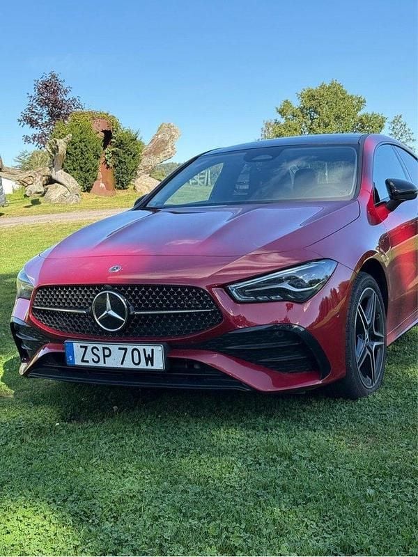 Röd Begagnad 2024 Mercedes CLA250e Sedan | 450 000 kr (Dyr) - Bild 1/4