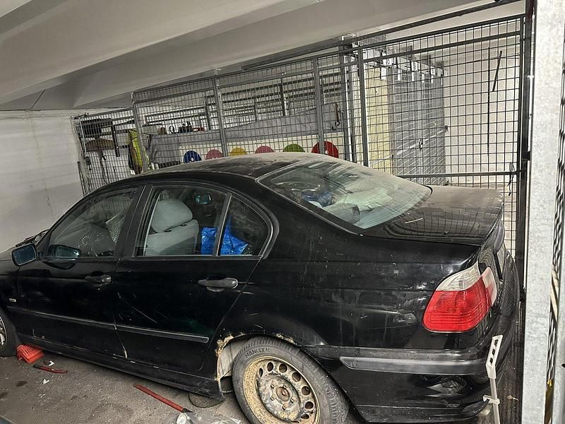 Svart Begagnad 2001 BMW 318 Sedan | 4 500 kr (Marknadspris) - Bild 1/2