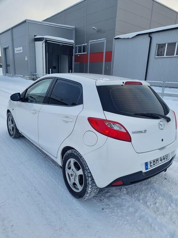 Begagnad Mazda 2 86 HK (63 kW) 2008 Vit Halvkombi