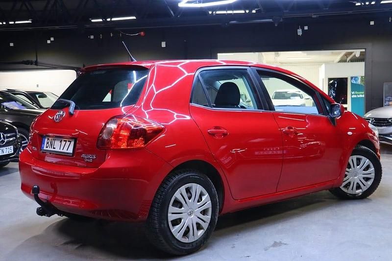 Begagnad Toyota Auris 126 HK (92 kW) 2008 Röd Halvkombi