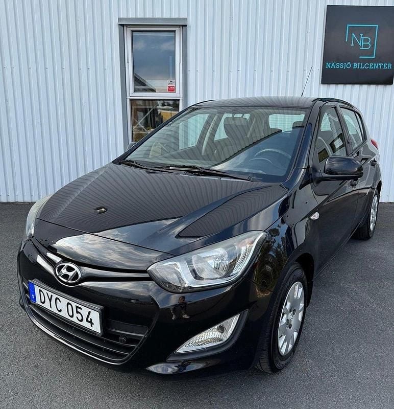 Svart Begagnad 2014 Hyundai i20 Select Halvkombi | 72 900 kr (Marknadspris) - Bild 1/4
