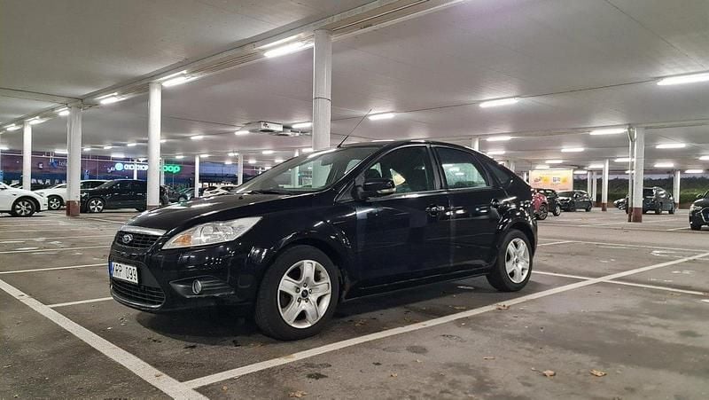Svart Begagnad 2010 Ford Focus Halvkombi | 32 000 kr (Marknadspris) - Bild 1/4