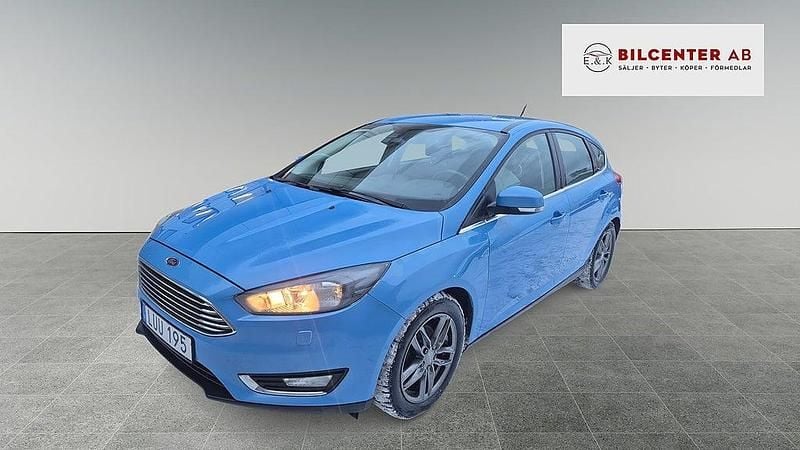 Blå Begagnad 2016 Ford Focus Titanium Halvkombi | 97 900 kr (Marknadspris) - Bild 1/4