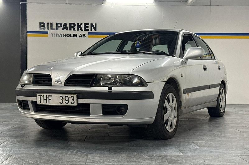 Grå Begagnad 2002 Mitsubishi Carisma Halvkombi | 12 500 kr - Bild 1/4