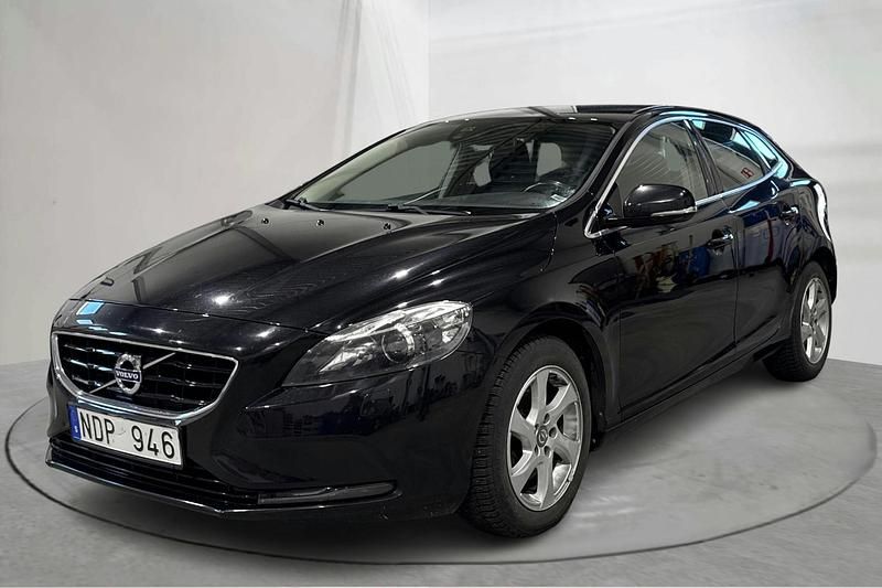 Svart Begagnad 2013 Volvo V40 Momentum | 106 500 kr (Marknadspris) - Bild 1/4