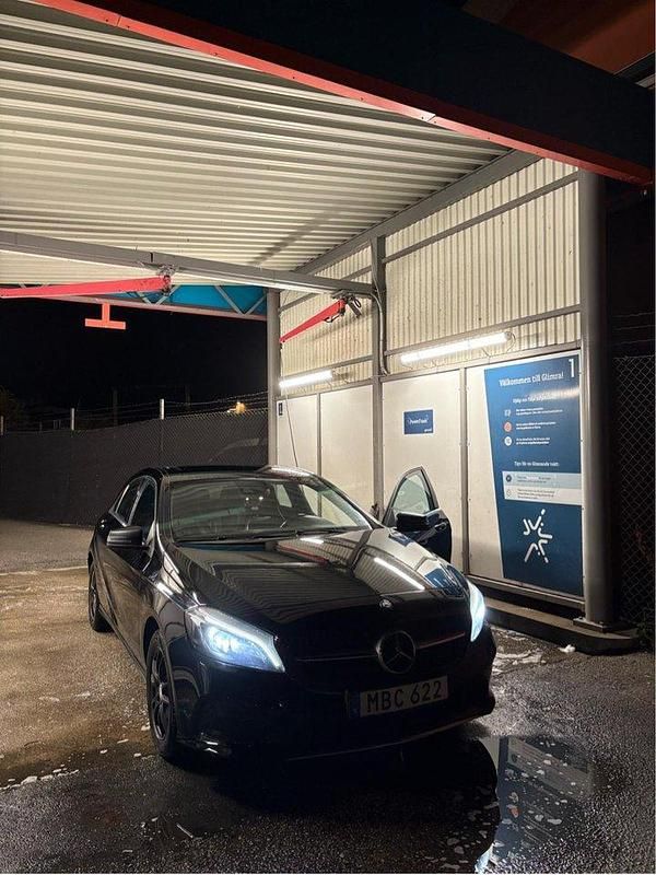 Svart Begagnad 2016 Mercedes A180 Halvkombi | 137 000 kr (Marknadspris) - Bild 1/4