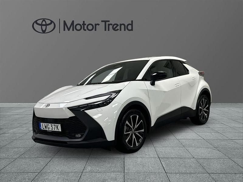 Vit Begagnad 2025 Toyota C-HR Style SUV | 349 900 kr (Marknadspris) - Bild 1/3
