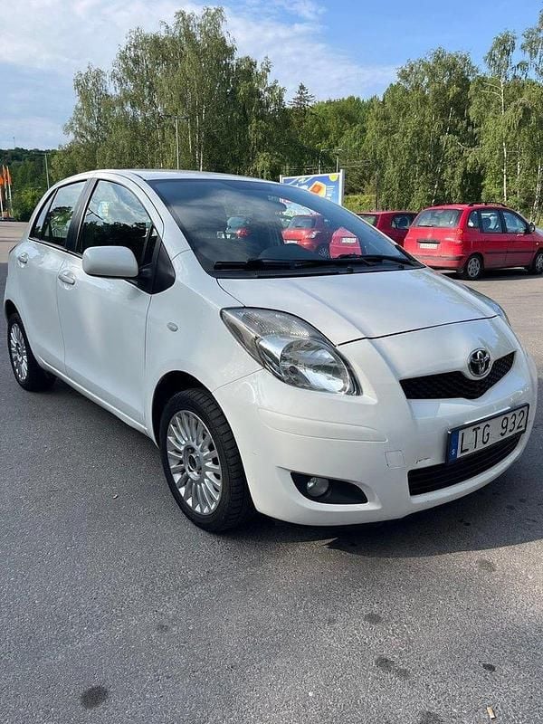 Vit Begagnad 2011 Toyota Yaris Halvkombi | 75 000 kr (Dyr) - Bild 1/4