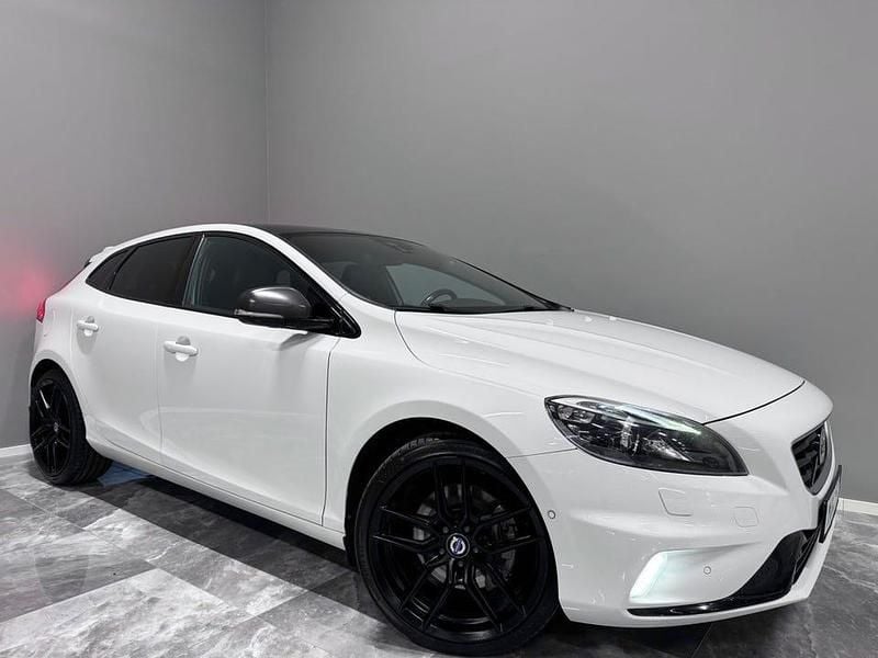 Vit Begagnad 2015 Volvo V40 R-Design Halvkombi | 184 900 kr (Marknadspris) - Bild 1/4