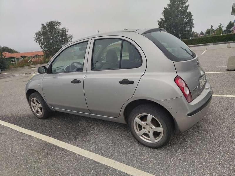 Silver Begagnad 2003 Nissan Micra Halvkombi | 10 000 kr (Marknadspris) - Bild 1/4