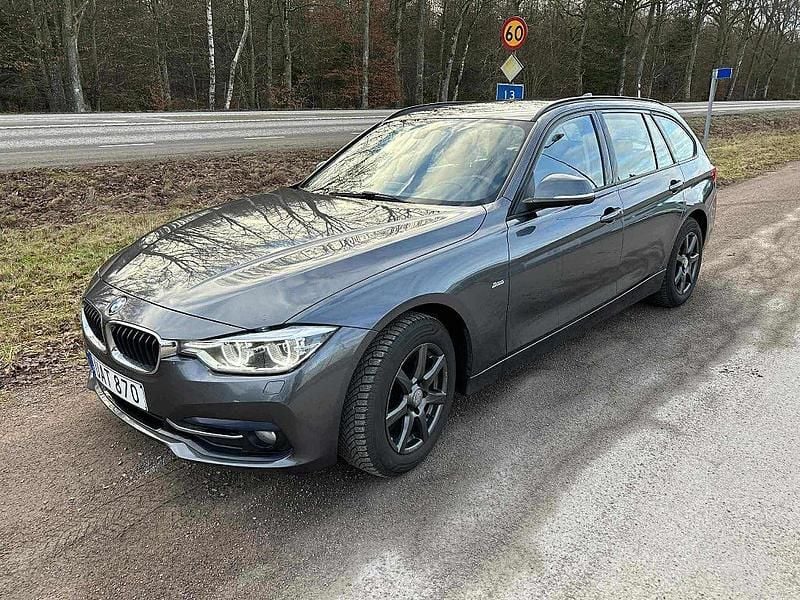 Grå Begagnad 2015 BMW 318 Sport Line Kombi | 159 900 kr (Marknadspris) - Bild 1/4