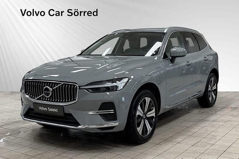 Grå Begagnad 2025 Volvo XC60 Plus SUV | 549 900 kr (Marknadspris) - Bild 1/3