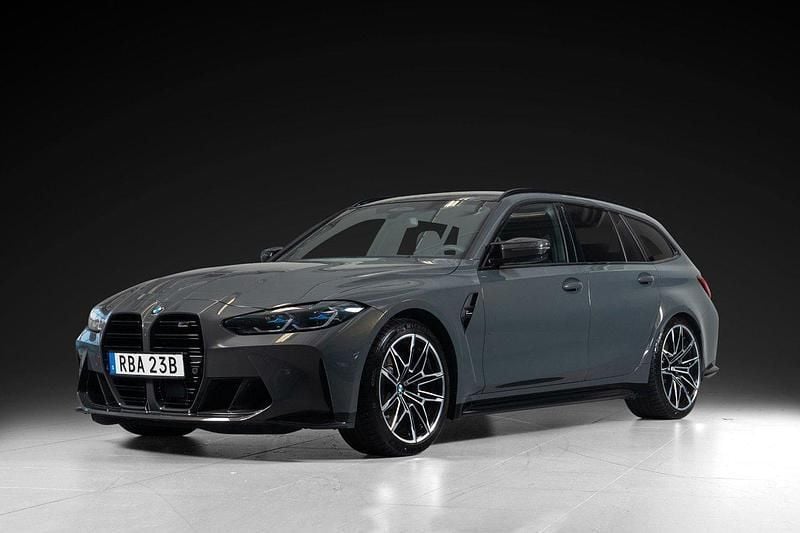 Grå Begagnad 2024 BMW M3 Comfort Edition Kombi | 1 100 000 kr (Lite dyr) - Bild 1/4