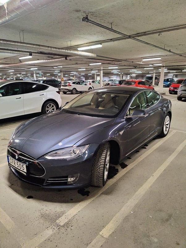 Grå Begagnad 2015 Tesla Model S Sedan | 255 000 kr (Marknadspris) - Bild 1/4