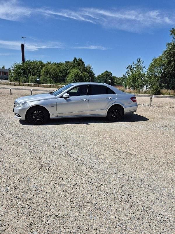 Silver Begagnad 2010 Mercedes E250 Avantgarde Sedan | 59 500 kr (Bra pris) - Bild 1/4