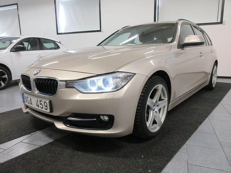 Silver Begagnad 2012 BMW 318 Sport Line Kombi | 95 500 kr (Marknadspris) - Bild 1/4