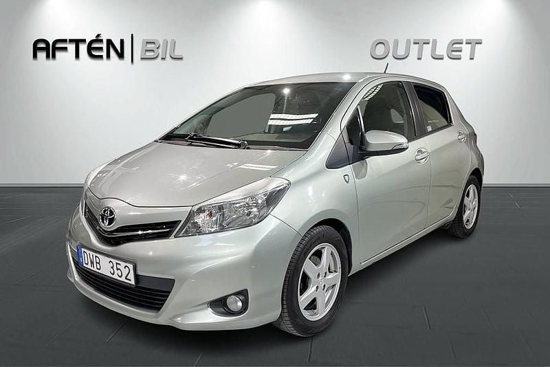 Ljusgrå Begagnad 2012 Toyota Yaris Active Halvkombi | 62 900 kr (Marknadspris) - Bild 1/3