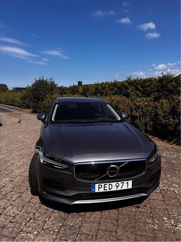 Grå Begagnad 2017 Volvo V90 Momentum Kombi | 265 000 kr (Dyr) - Bild 1/4