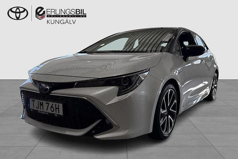 Vit Begagnad 2019 Toyota Corolla Hybrid Executive Halvkombi | 244 900 kr (Marknadspris) - Bild 1/3