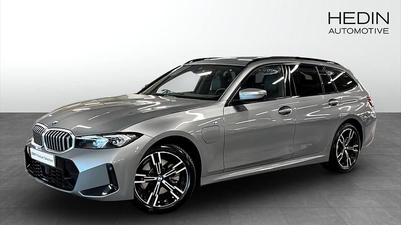 Grå (grey) Begagnad 2025 BMW 330e M Sport Kombi | 548 700 kr - Bild 1/4