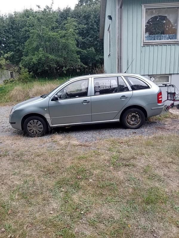 Grå Begagnad 2003 Skoda Fabia Kombi | 5 000 kr (Bra pris) - Bild 1/3