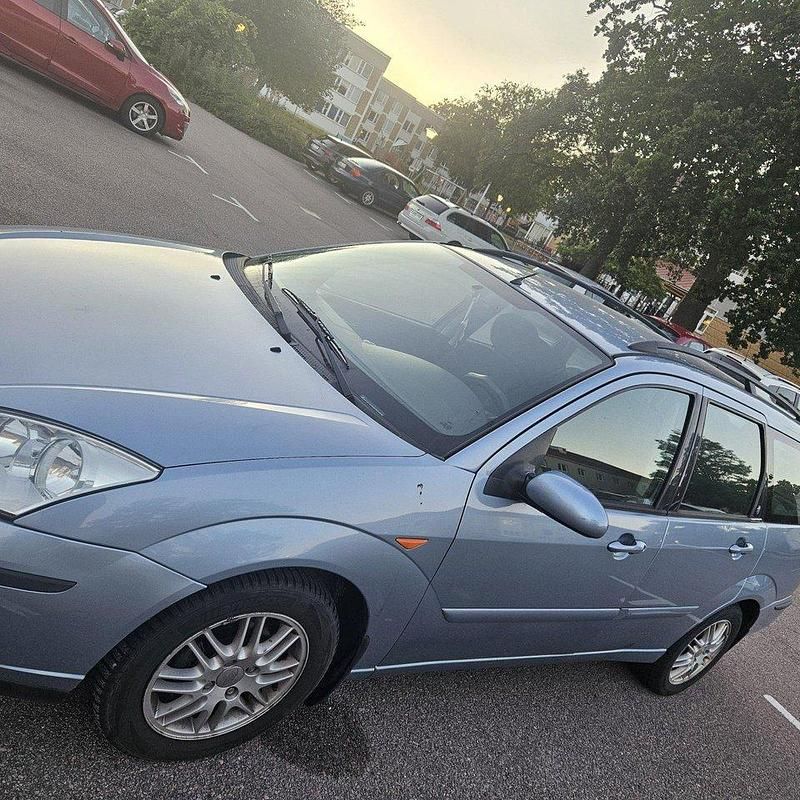Blå Begagnad 2004 Ford Focus Kombi | 18 000 kr (Bra pris) - Bild 1/4