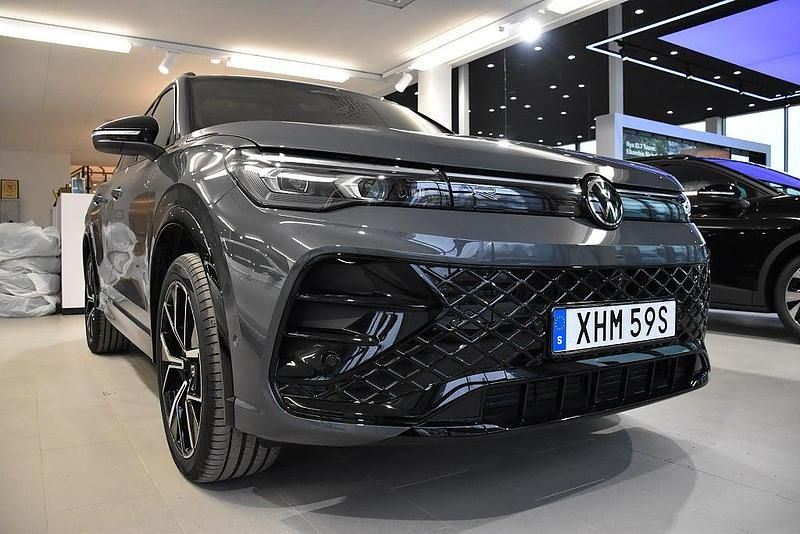 Ny VW Tiguan R-line Edition 194 HK (142 kW) 2025 Mörkgrå SUV