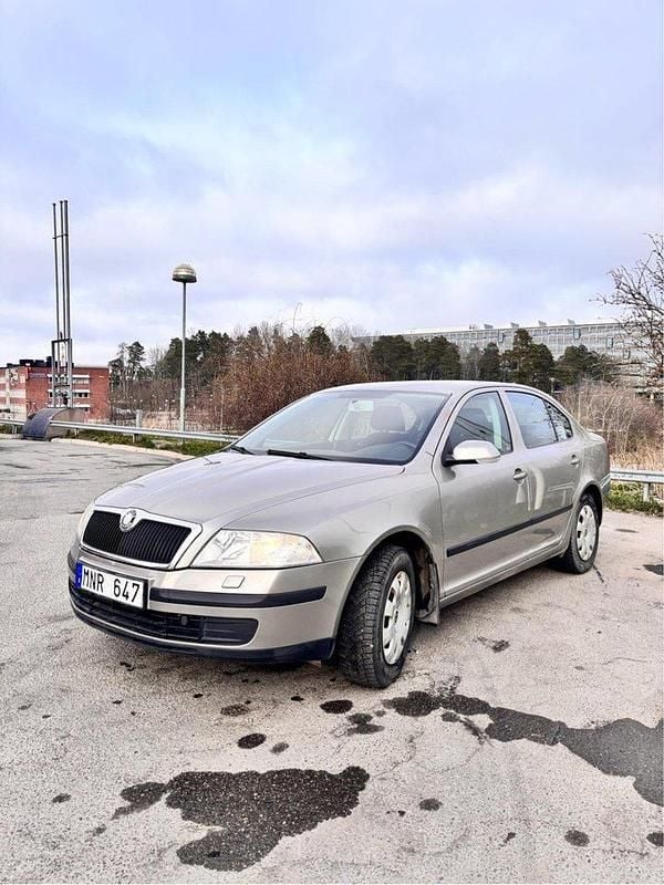 Brun Begagnad 2008 Skoda Octavia Halvkombi | 26 000 kr - Bild 1/4