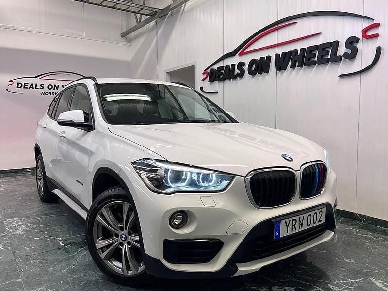 Vit Begagnad 2017 BMW X1 Sport Line SUV | 184 900 kr (Marknadspris) - Bild 1/4