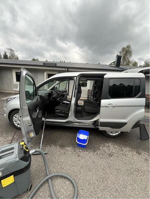 Grå Begagnad 2015 Ford Tourneo Connect Minibuss | 105 000 kr - Bild 1/4