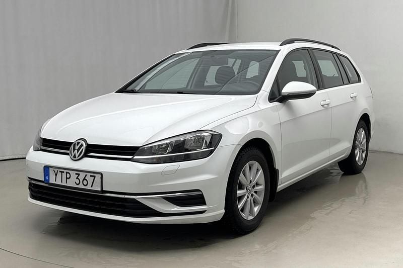 Vit Begagnad 2019 VW Golf VII | 146 000 kr (Marknadspris) - Bild 1/4