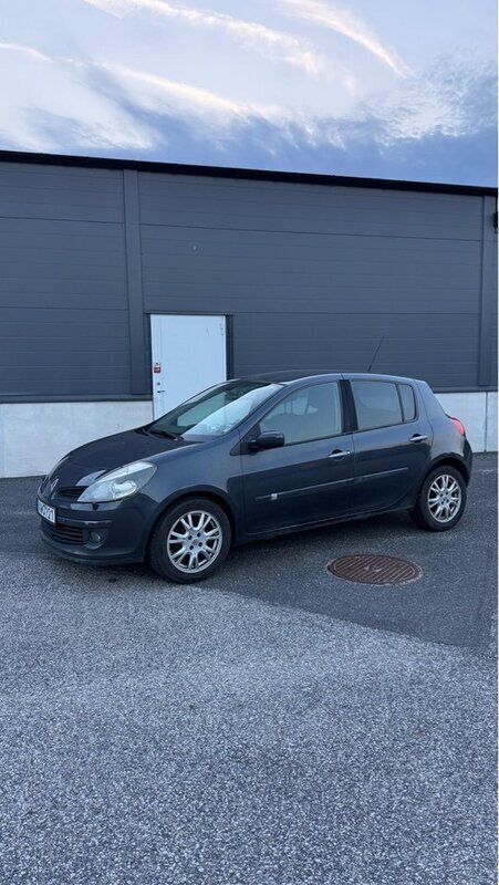 Grå Begagnad 2006 Renault Clio R.S. Halvkombi | 10 000 kr (Superpris) - Bild 1/4