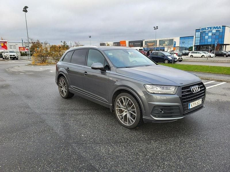 Grå Begagnad 2019 Audi Q7 Comfort SUV | 460 000 kr (Marknadspris) - Bild 1/4