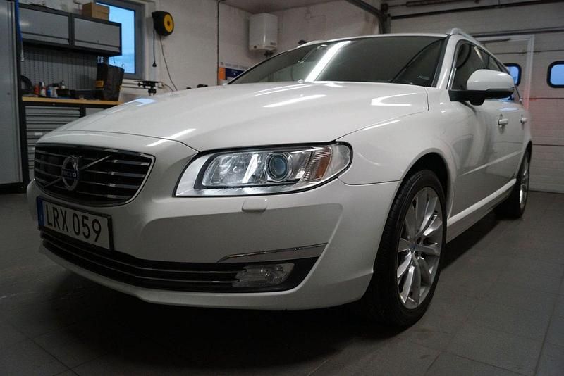 Vit Begagnad 2015 Volvo V70 Summum Kombi | 99 500 kr (Marknadspris) - Bild 1/4