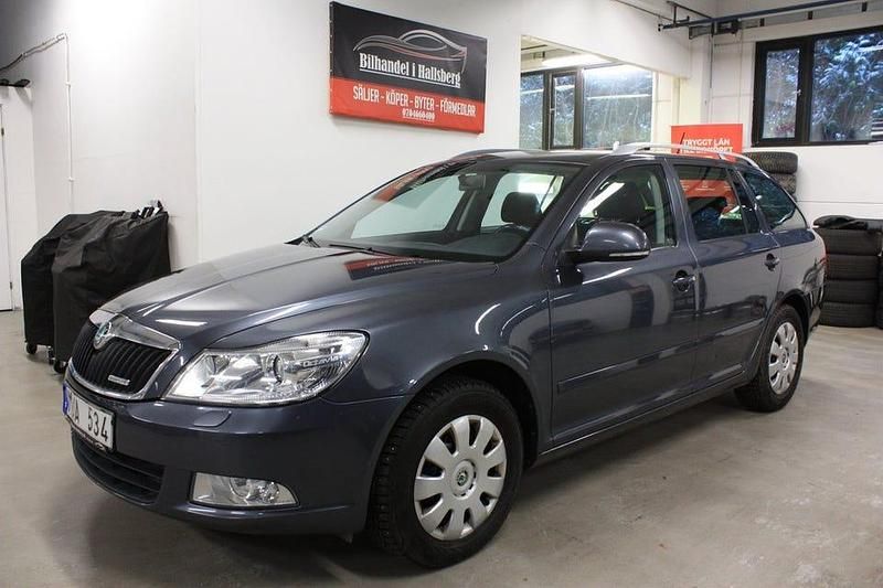 Mörkgrå Begagnad 2011 Skoda Octavia Ambiente Kombi | 69 900 kr (Marknadspris) - Bild 1/4