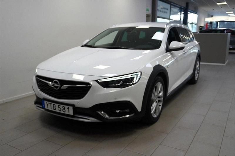 Vit Begagnad 2017 Opel Insignia Country Tourer Business Kombi | 239 800 kr - Bild 1/4