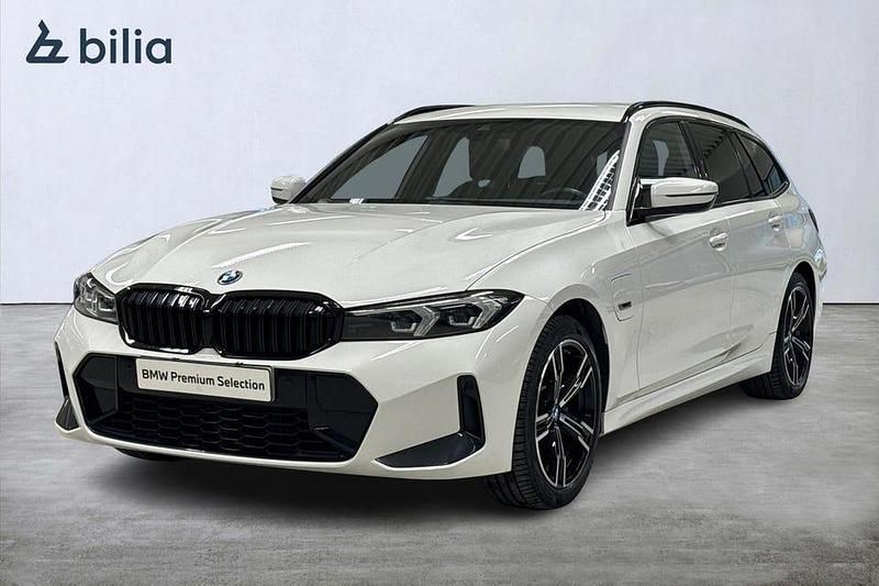Begagnad BMW 330 M Sport 292 HK (214 kW) 2023 Alpinvit Kombi