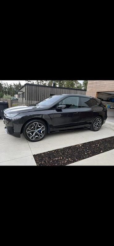 Grå Begagnad 2023 BMW iX Comfort Edition SUV | 699 000 kr (Marknadspris) - Bild 1/2