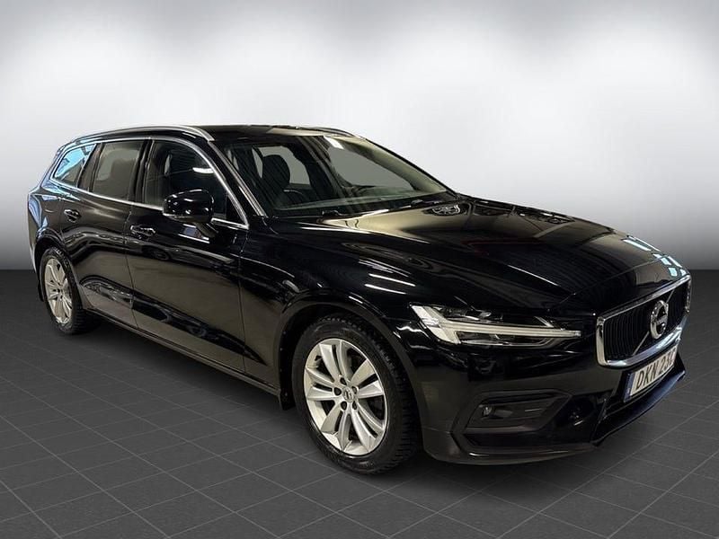 Begagnad Volvo V60 Momentum 197 HK (144 kW) 2021 Svart Kombi