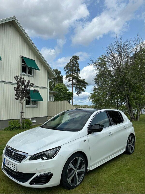 Vit Begagnad 2015 Peugeot 308 GTi Halvkombi | 135 000 kr (Lite dyr) - Bild 1/4