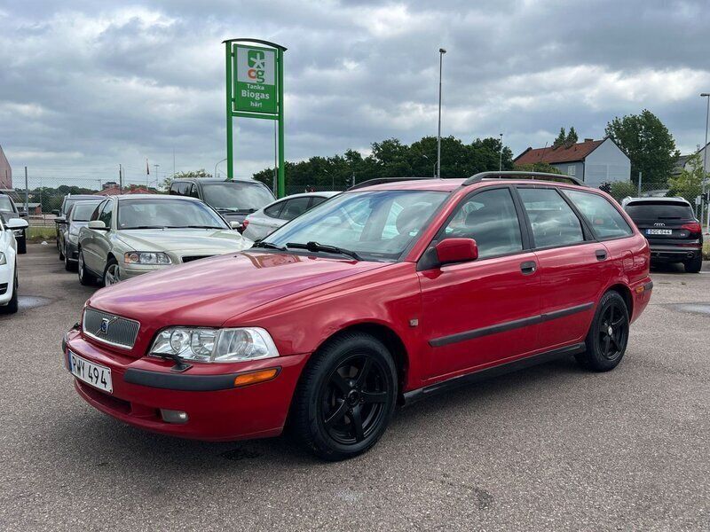 Röd Begagnad 2001 Volvo V40 Kombi | 24 900 kr (Lite dyr) - Bild 1/4