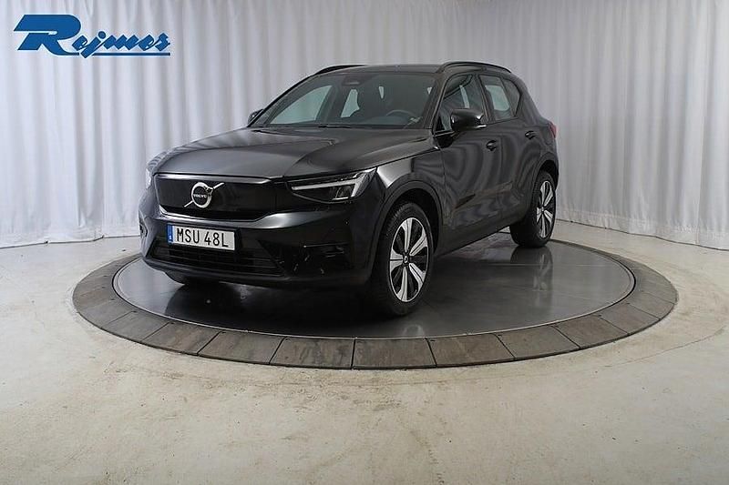 Onyx svart metallic Begagnad 2023 Volvo XC40 Plus SUV | 314 900 kr - Bild 1/4
