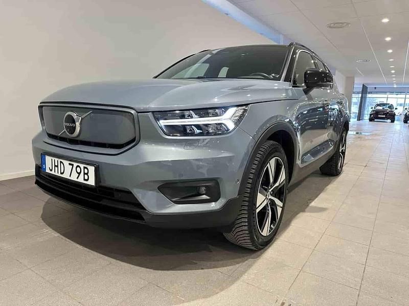 Grå Begagnad 2022 Volvo XC40 SUV | 349 500 kr (Marknadspris) - Bild 1/1