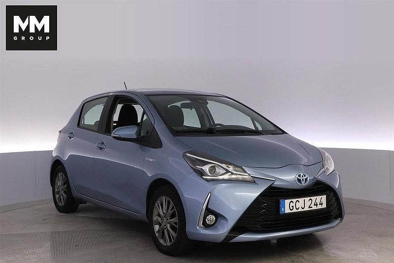 Ljusblå Begagnad 2017 Toyota Yaris Hybrid Active Halvkombi | 134 900 kr (Marknadspris) - Bild 1/4