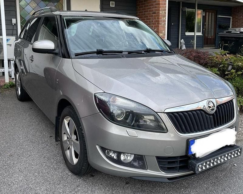 Brun Begagnad 2014 Skoda Fabia Ambiente Kombi | 45 000 kr (Marknadspris) - Bild 1/4
